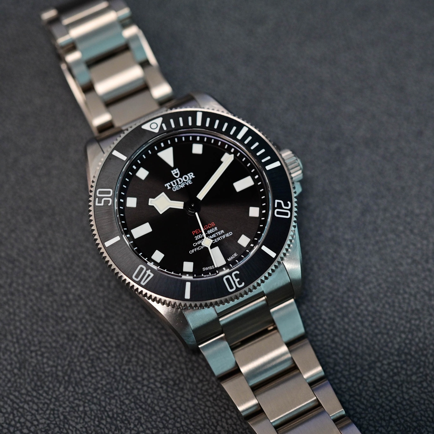 帝舵 Pelagos 39 现在成为一款无日期腕表。然后，表盘中央进行了太阳纹拉丝处理，45° 锥形喷砂凸缘采用哑光处理，再次带来对比效果和更多精致感。