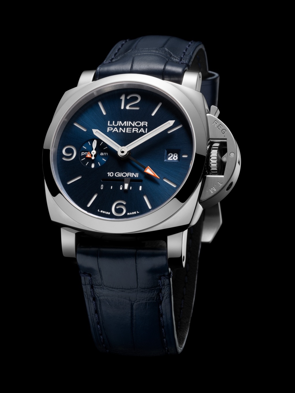 Luminor Dieci Giorni GMT PAM01482 不锈钢表壳，表径44毫米，蓝色太阳放射纹三明治式表盘，时、分、小秒盘、日期、第二时区及昼夜显示、10 日线性动力储存显示，P.2003自动上链机械机芯，动力储存10日，蓝宝石水晶玻璃镜面及底盖，防水100米，深蓝色鳄鱼皮表带，精钢梯形针扣。