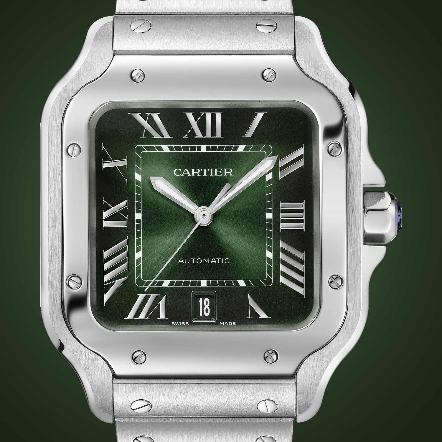 Santos de Cartier 仍然是一款带有卡地亚典型法国风格的运动手表，但又具有更强劲的风格。此外，还有超级实用的，两个版本均标配精钢表链和绿色鳄鱼皮表带。精钢表链还具有SmartLink尺寸系统 -详细说明请参见此处。表壳具有独特的圆角方形形状，配有螺丝和表冠防护装置的抛光表圈，没有任何变化。