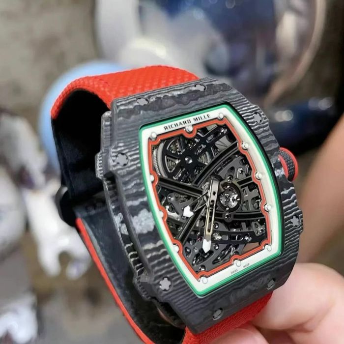 RM 67-02与以往的理查德米勒腕表不同，它非常纤薄。