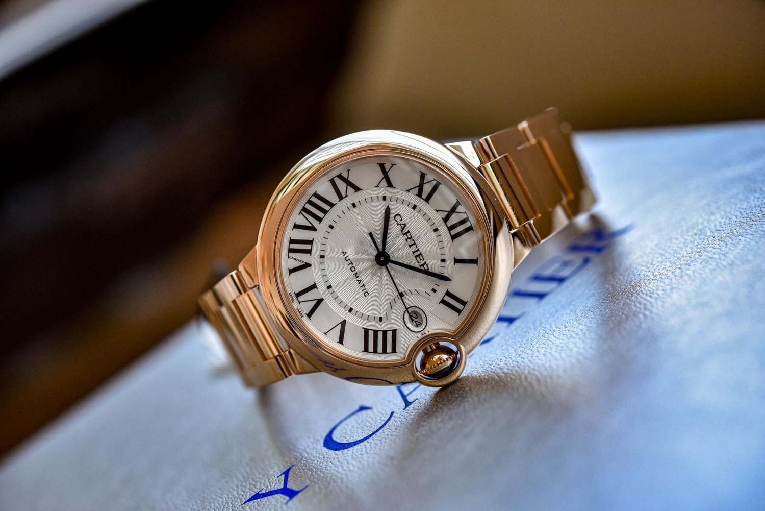 40 毫米的 Ballon Bleu de Cartier 保留了与 Ballon Bleu 系列其他产品相同的表壳设计。这意味着它是一款高度抛光的圆形手表，带有圆顶表圈和相当短的表耳，即使在较小的手腕上也能轻松佩戴。