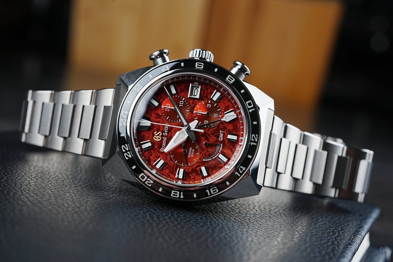 新款 Grand Seiko 计时码表 GMT SBGC275 继承了前代产品的锐利、棱角分明、粗犷的设计和霸气的比例。高强度钛金属200m防水表壳直径44.5毫米，高16.8毫米，表耳间距50毫米。