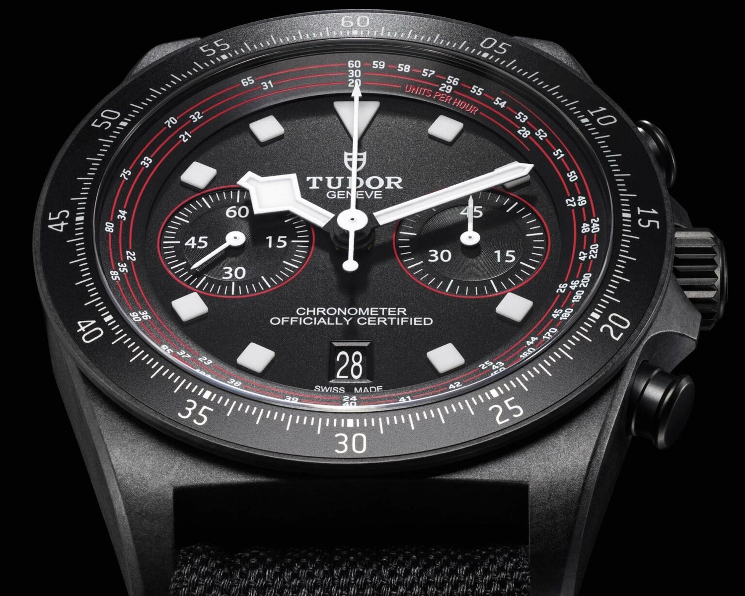 帝舵 Pelagos FXD Chrono “骑行版”所配备的表盘也与该系列其他表款的表盘有所不同，其特点是带有螺旋测速计刻度的大角度刻度圈，经过专门重新设计，与自行车（而不是汽车）的速度相对应。