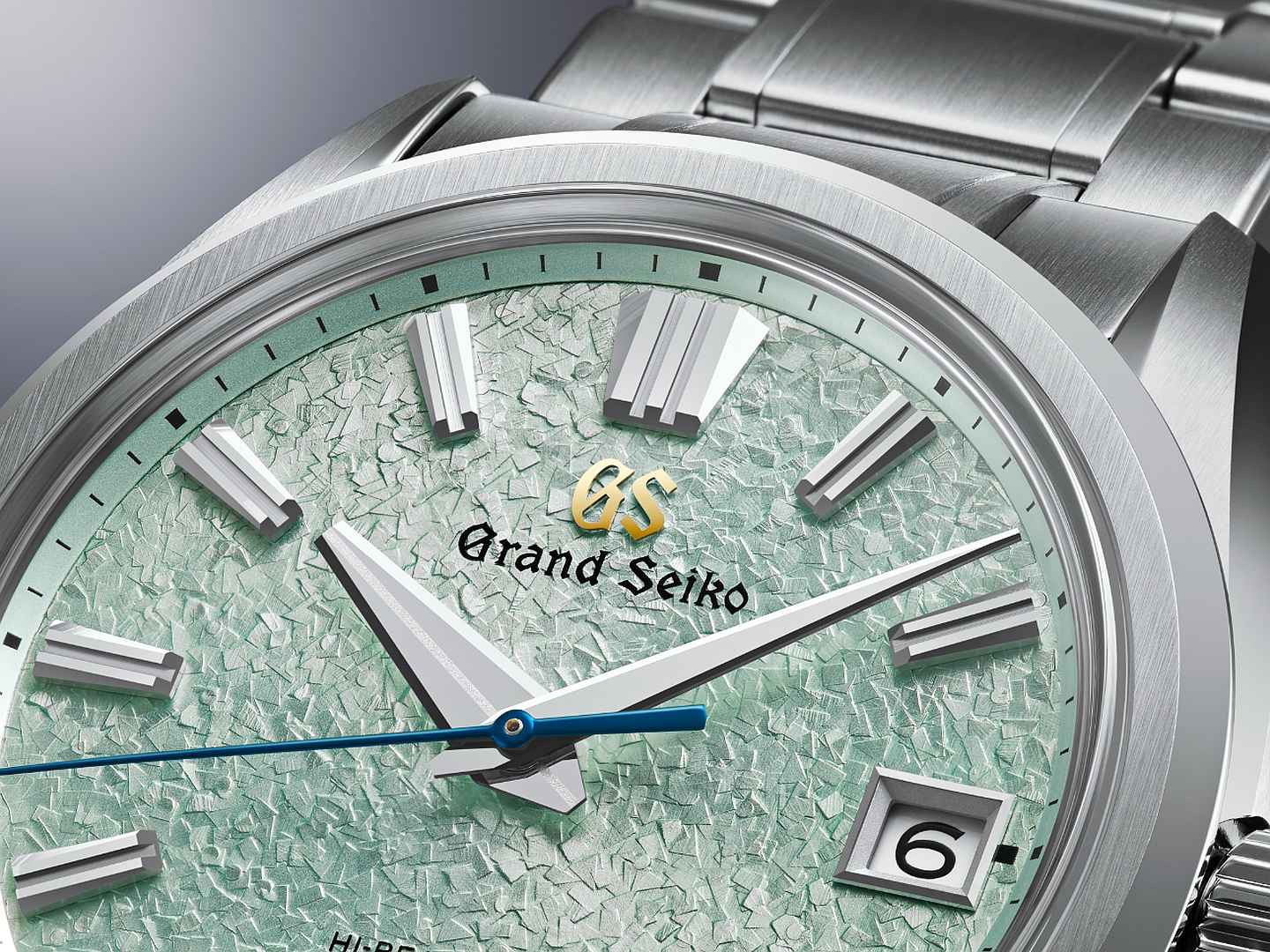 Grand Seiko 严美溪谷高振频机械腕表SLGH021的面盘采用全新模压立体纹路，映照着浅绿翡翠色调，有如严美溪谷清澈见底的蓝绿色水面。