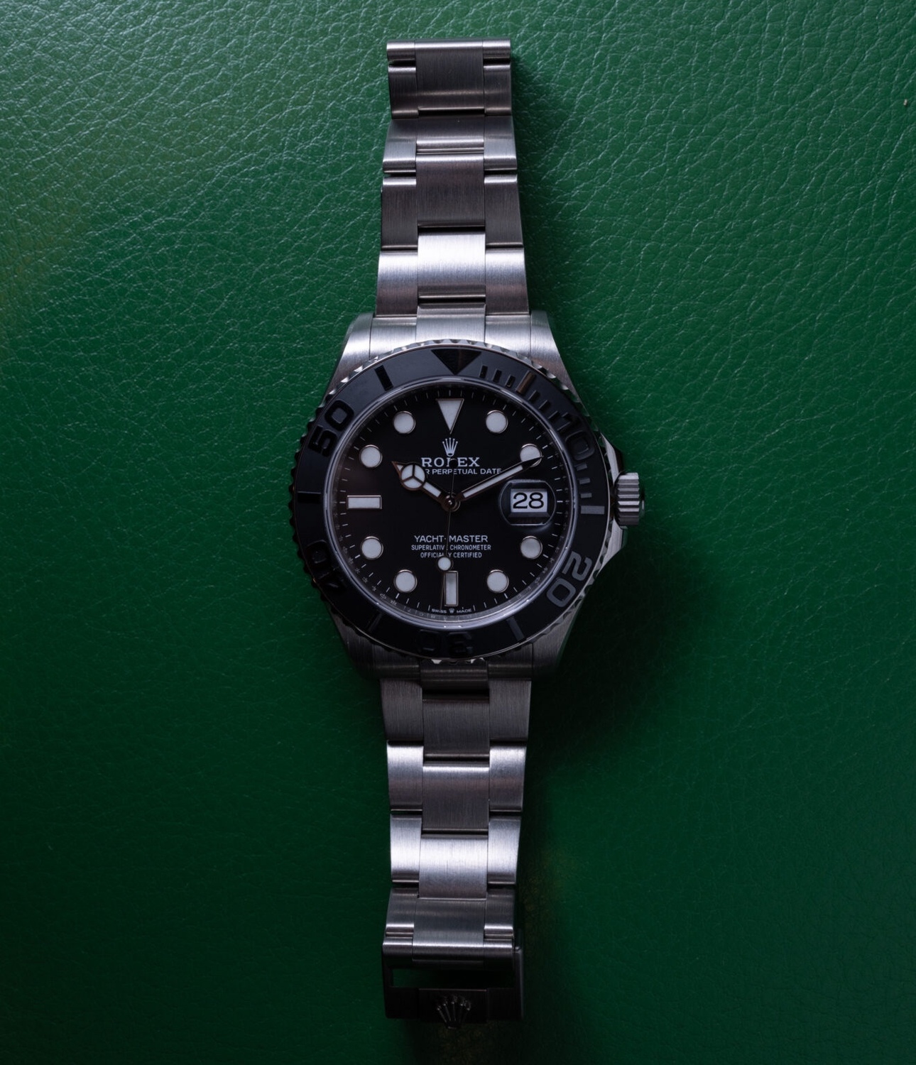 新款劳力士Yacht-Master 42 在外观上并没有任何改动，只是更换了表壳以及表链的材料。